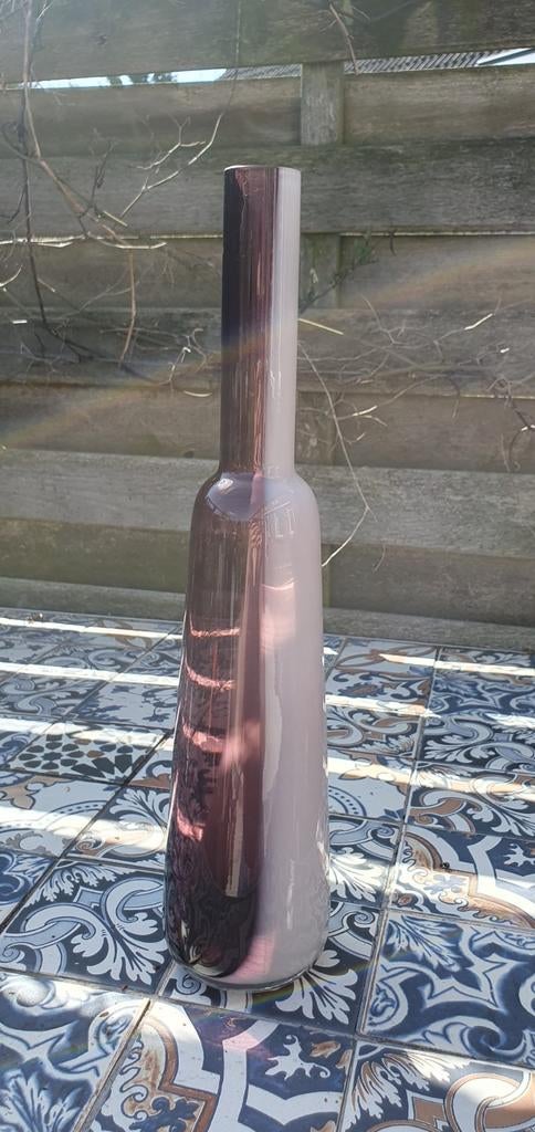 Lifestyle vaas bordeaux rood met wit, Aardewerk of Porselein, Ophalen of Verzenden, Zo goed als nieuw, Minder dan 50 cm
