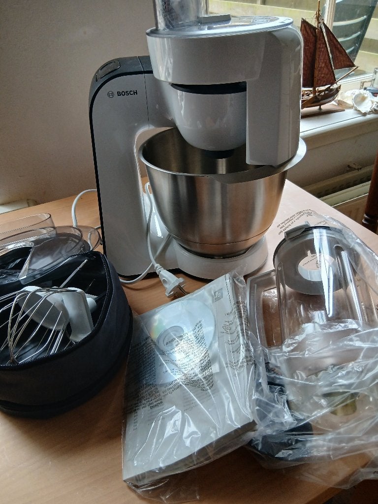 Bosch MUM5 keukenmachine met veel accessoires, Witgoed en Apparatuur, Keukenmixers, 4 liter of meer, Nieuw, 3 snelheden of meer