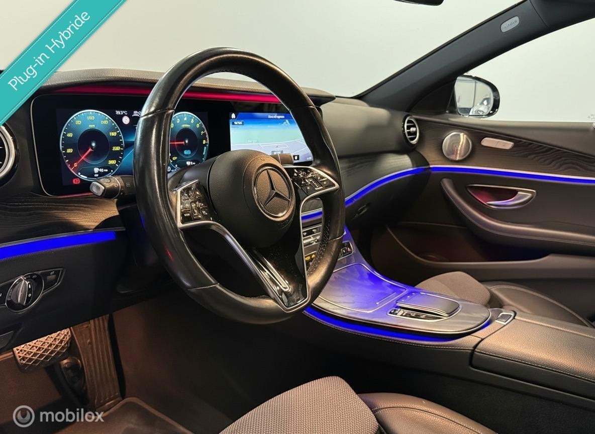 Mercedes E-klasse E300 e 4MATIC AMG Line Pano Burmester 360, Auto's, Mercedes-Benz, Gebruikt, 4 cilinders, 320 pk, Leder en Stof
