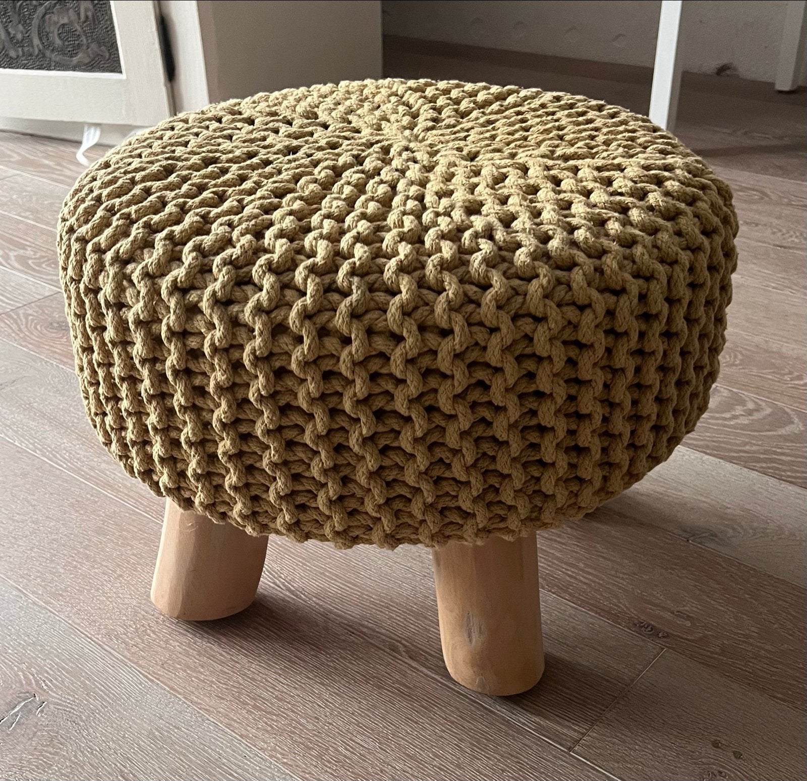 Gevlochten poef met houten poten, Minder dan 50 cm, Rond, Ophalen of Verzenden, Zo goed als nieuw