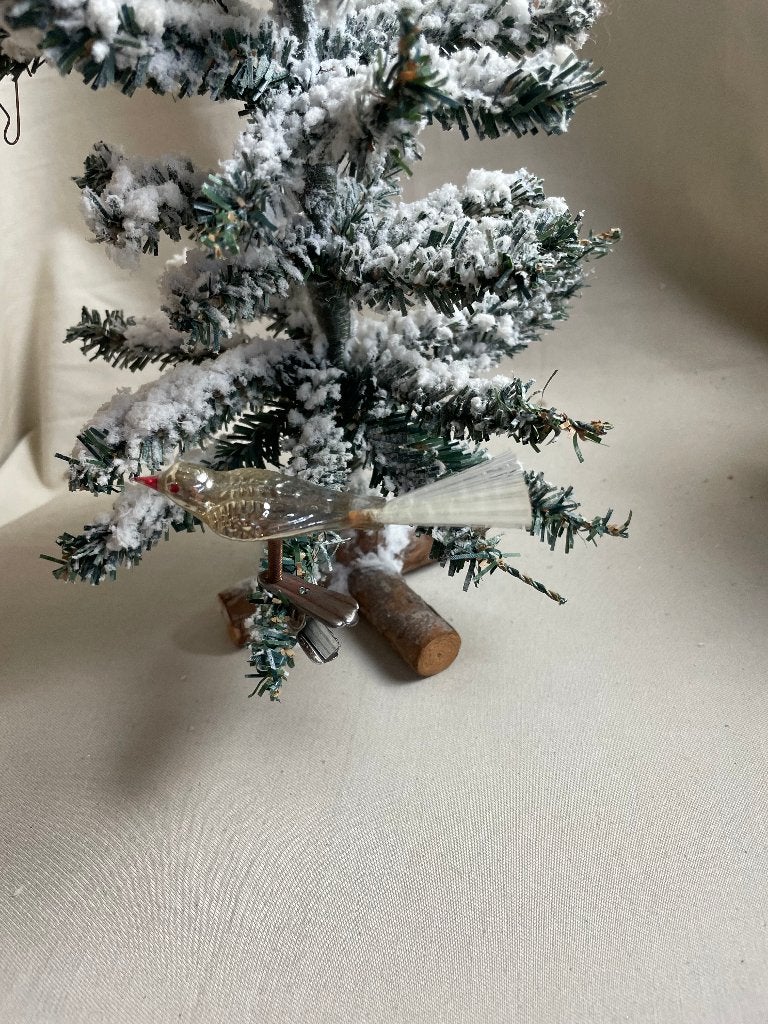Oud klein vogeltje op knijper kerstbal, Ophalen of Verzenden, Gebruikt