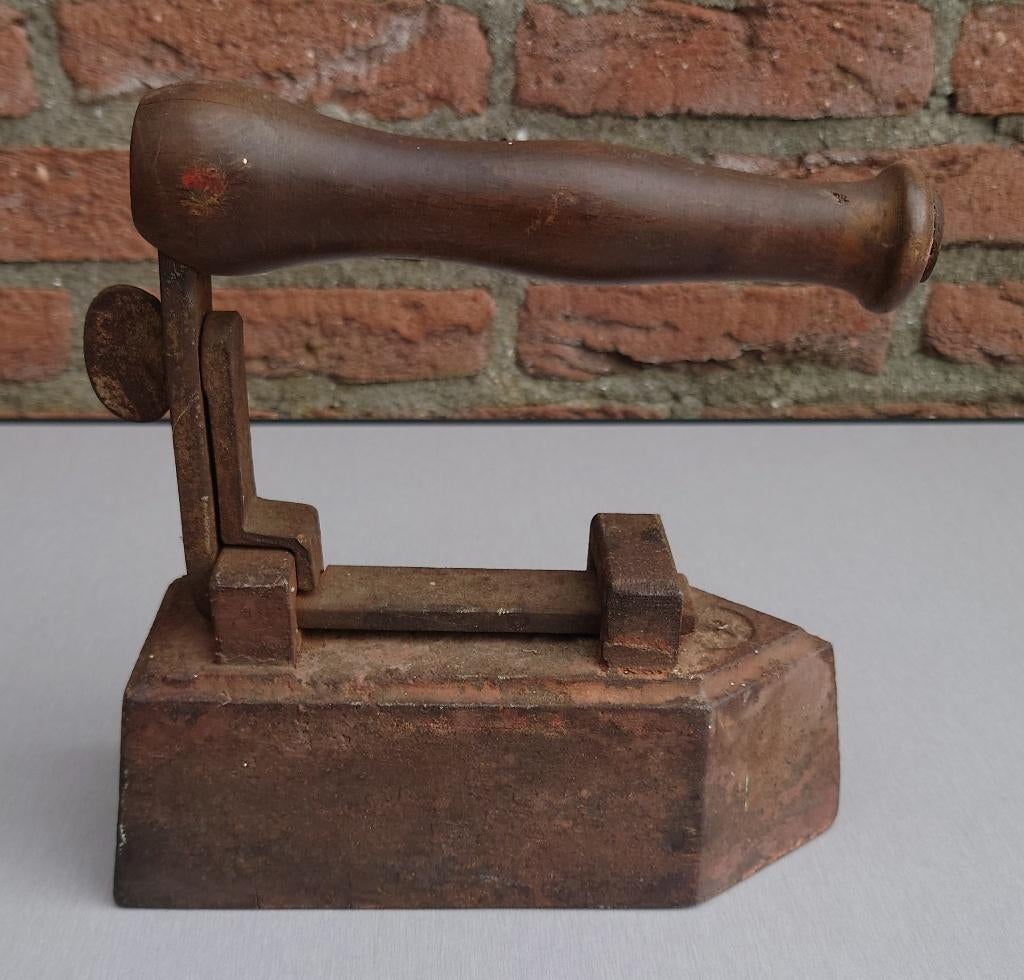 Antiek strijkijzer, Ophalen