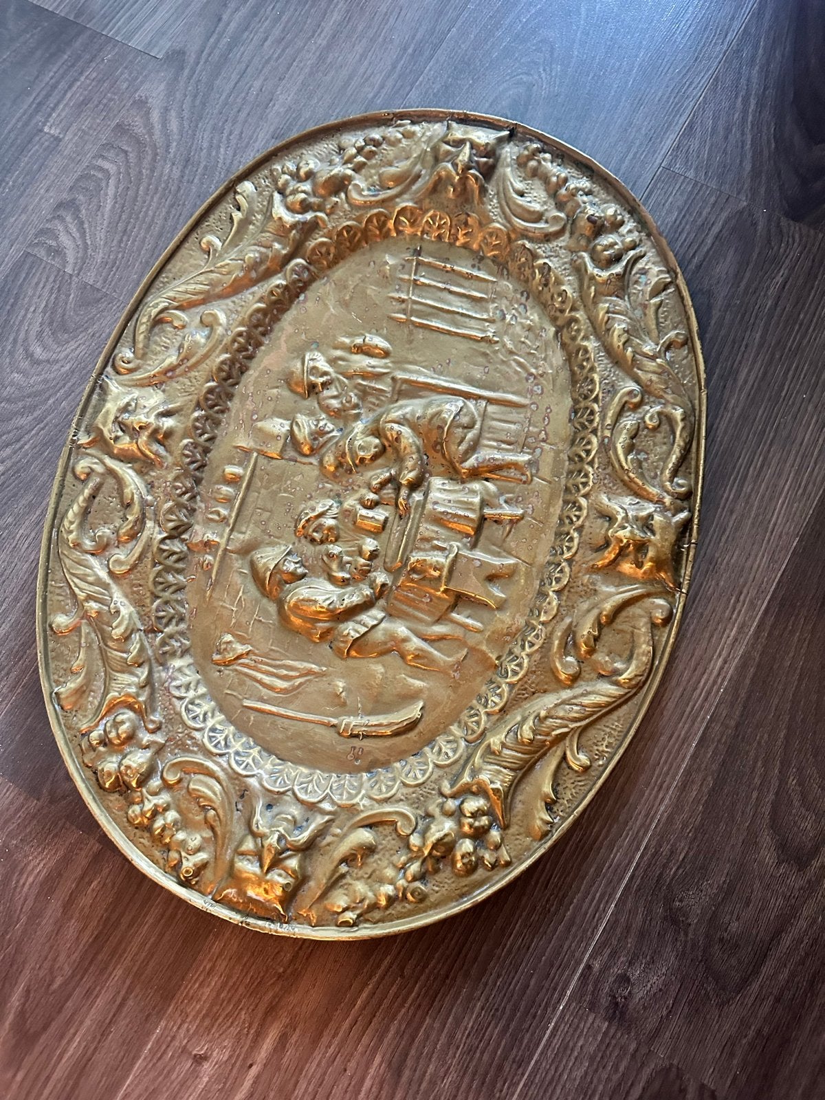 Antieke koperen wandplaat met reliëfscène, Ophalen, Koper