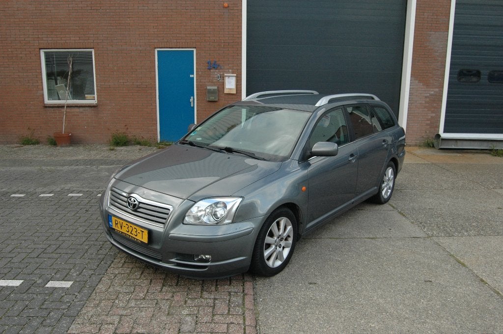 Toyota Avensis 2004 Grijs, Avensis, Handgeschakeld, 500 kg, 1270 kg