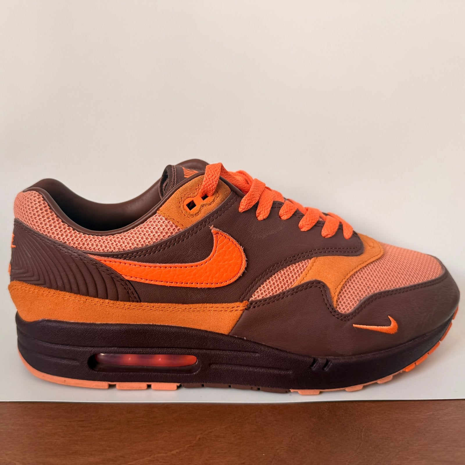 Nike Air Max 1 King’s Day (HF7346-200) – EU 46 / US 12, Bruin, Sportschoenen, Ophalen of Verzenden, Gedragen