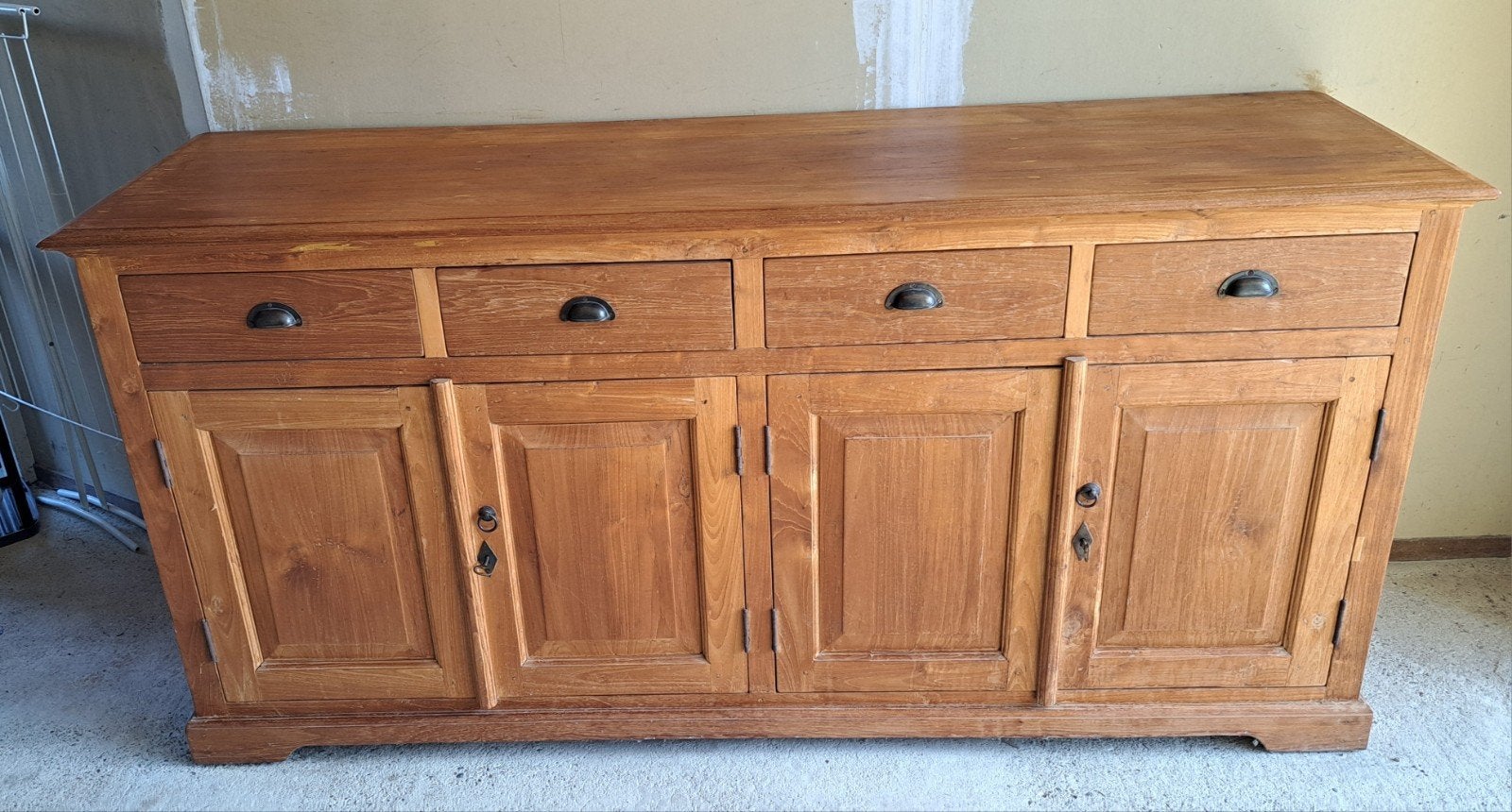Massief houten dressoir met lades en deuren