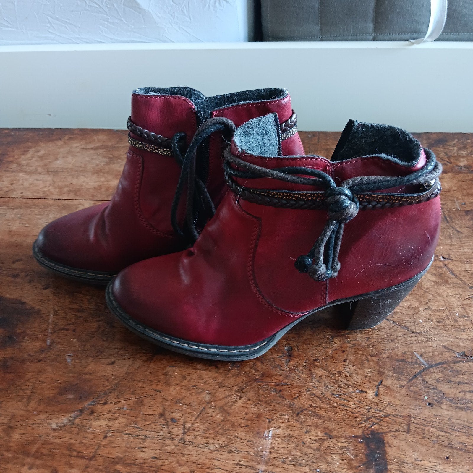 Rode Rieker enkellaarzen maat 38 met hak van 6 cm, Lage of Enkellaarzen, Ophalen of Verzenden, Zo goed als nieuw, Rood
