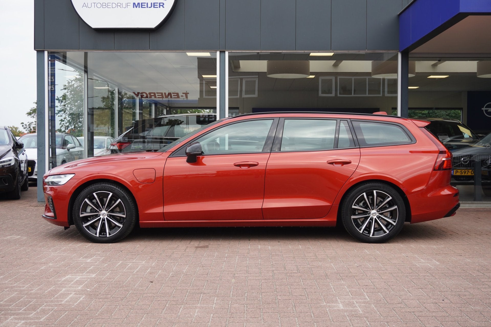 Volvo V60 2.0 T6 Plug-in hybrid AWD Plus Dark | Automaat | 1, Auto's, Dealer onderhouden, Gebruikt, 129 €/maand, Te koop
