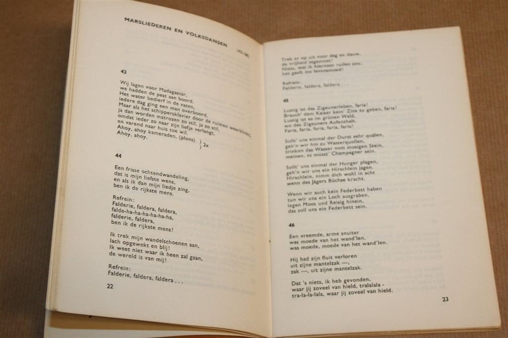 Singjaal — Liederenbundel Signaalkampen, ca. 1950, Boeken, Ophalen of Verzenden, Gelezen, Artiest