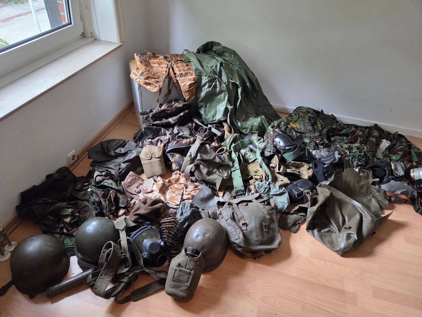 Grote partij militaire uitrusting en kleding, Ophalen