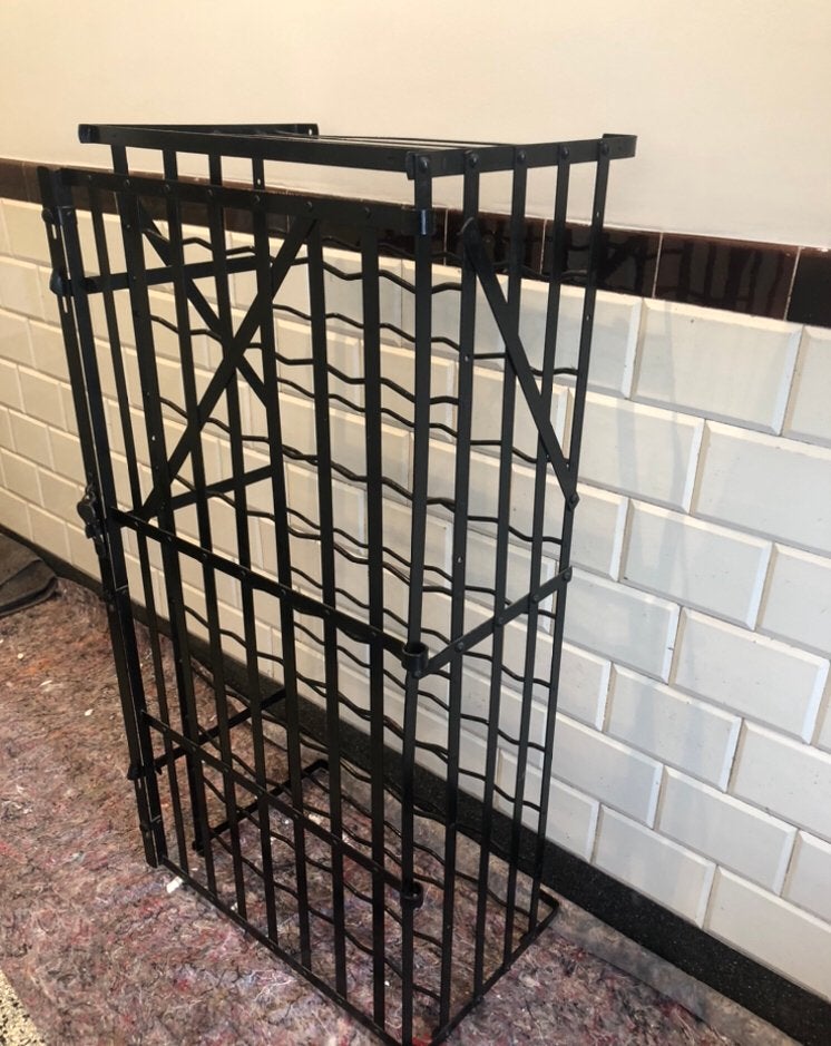 Antiek wijnrek met deur, Huis en Inrichting, Woonaccessoires | Wijnrekken, Ophalen, Zo goed als nieuw, Hout, 25 flessen of meer