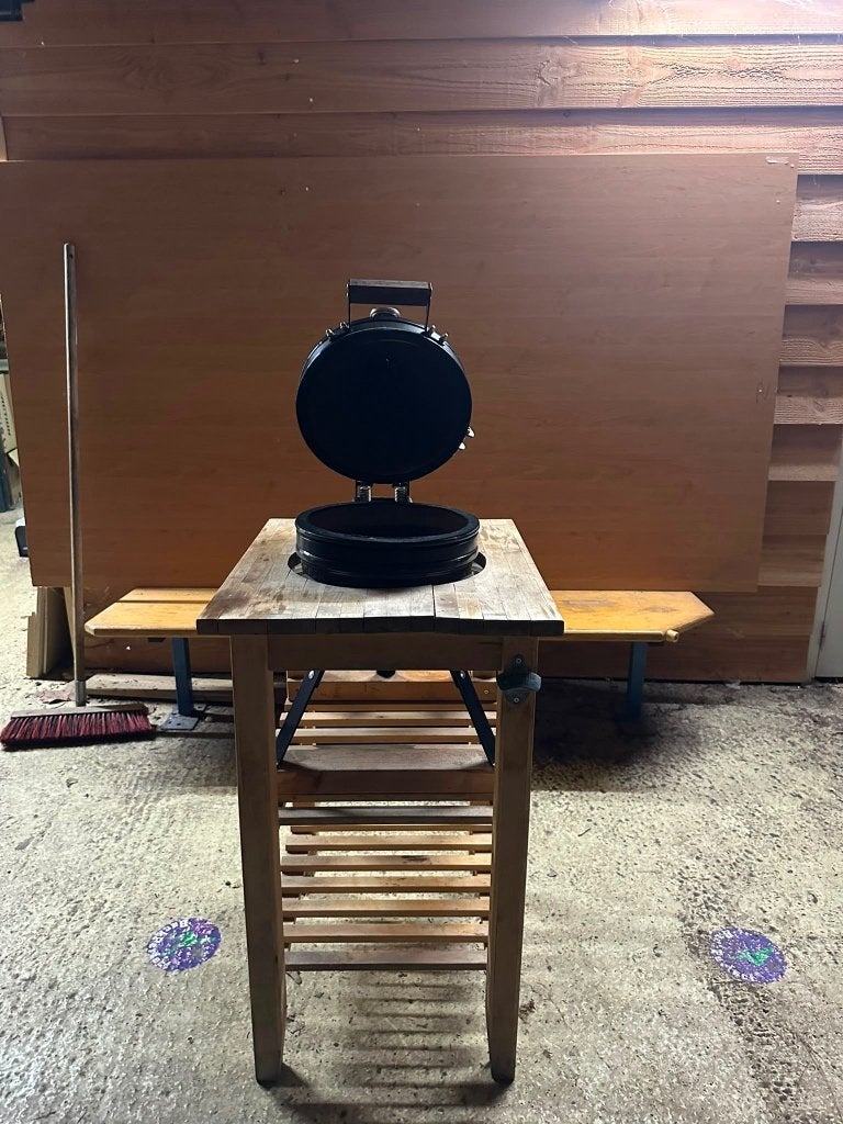 The Bastard Compact Kamado BBQ met tafel en beschermhoes, Ophalen, Gebruikt, The Bastard, Met accessoires