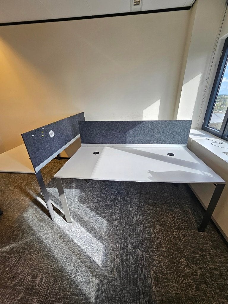 Bureau tafels, 2 stuks beschikbaar GRATIS!, Ophalen, Zit-sta bureau, 160 cm, Gebruikt