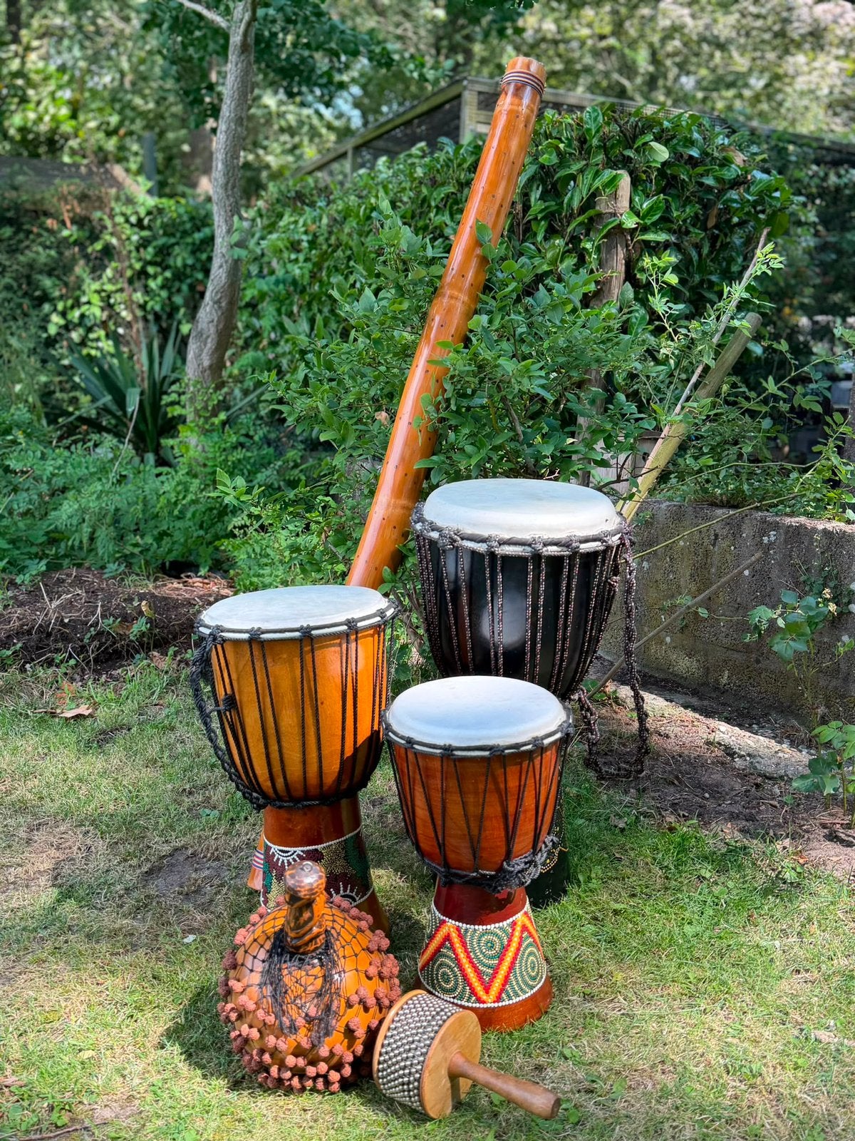 Percussieset 3 djembes, regenmaker, cabasa, shaker, Muziek en Instrumenten, Percussie, Ophalen, Zo goed als nieuw, Melodische percussie