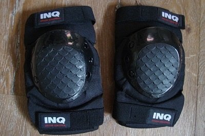 NIEUW INQ KNIE - EN POLS BESCHERMERS VOOR SKEELERS Maat L, Ophalen of Verzenden, Nieuw