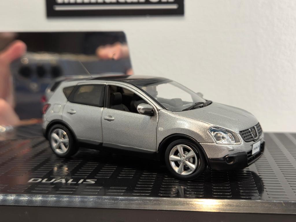 Nissan qashqai ( dualis ) 1e model - silver 1:43 Dealerpack, Overige merken, Nissan dealerpack, Auto, Nieuw