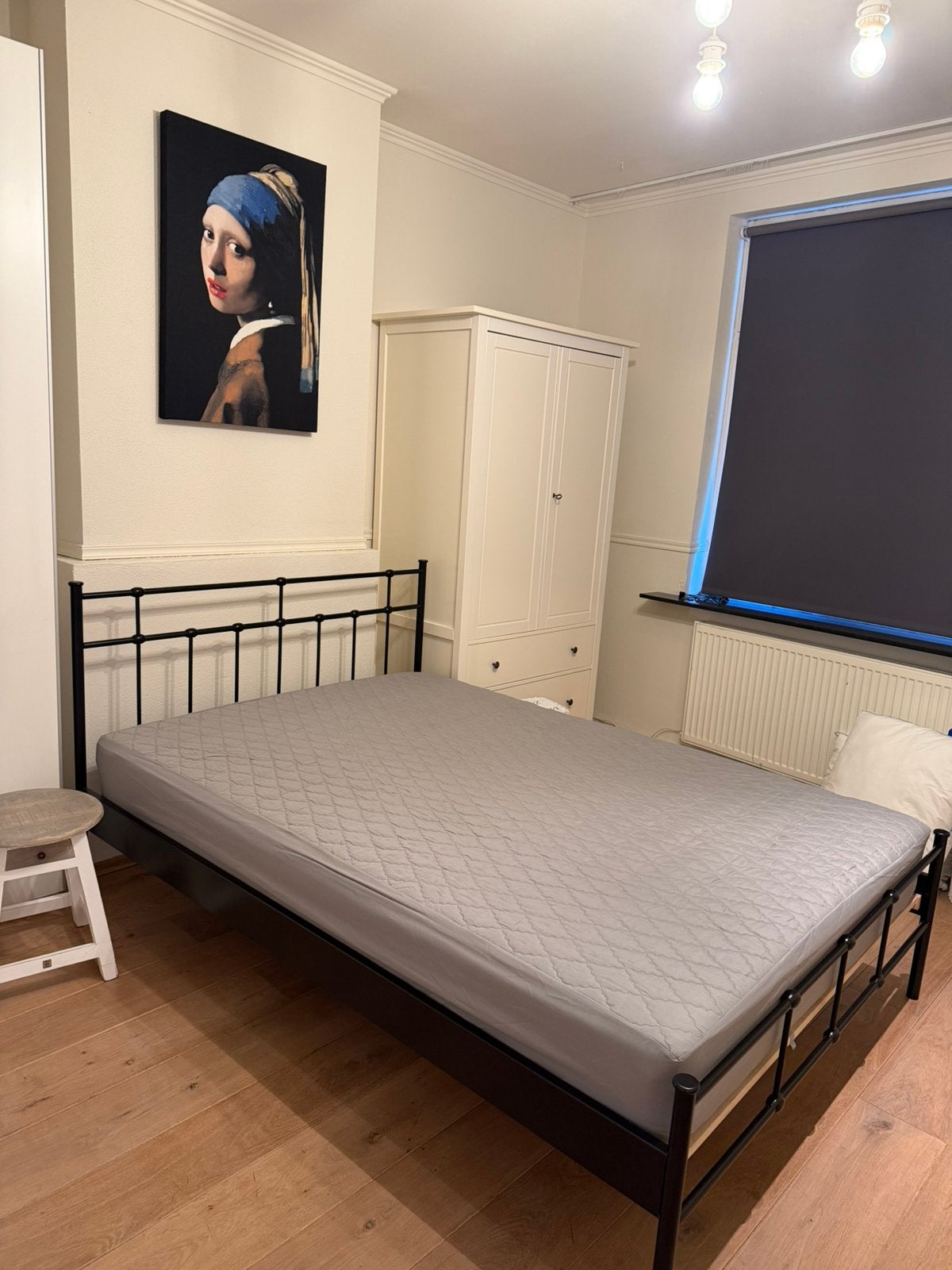 Zo goed als nieuw ijzeren bed met matras en beschermhoes, Ophalen, 90 cm, Eenpersoons, Zwart
