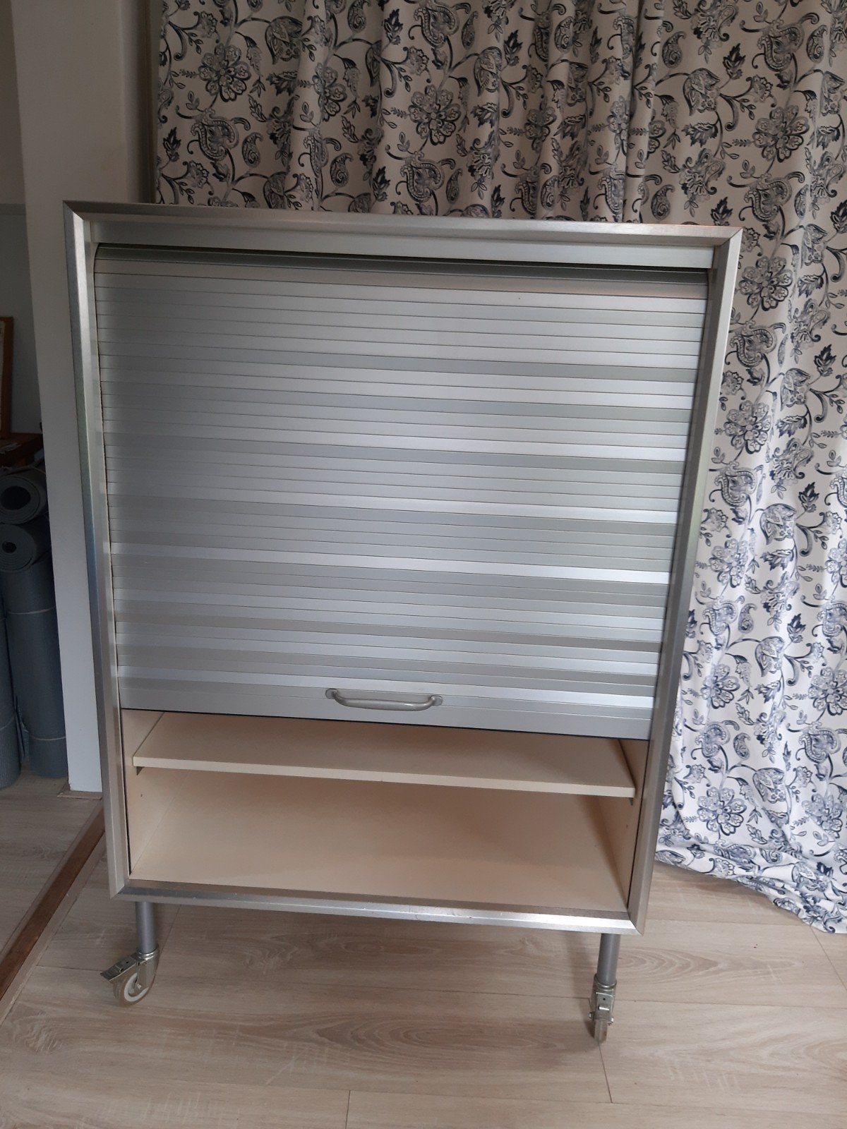 Degelijk audio/video meubel met aluminium roldeur en wielen, Ophalen, Gebruikt, 100 tot 150 cm, Overige materialen