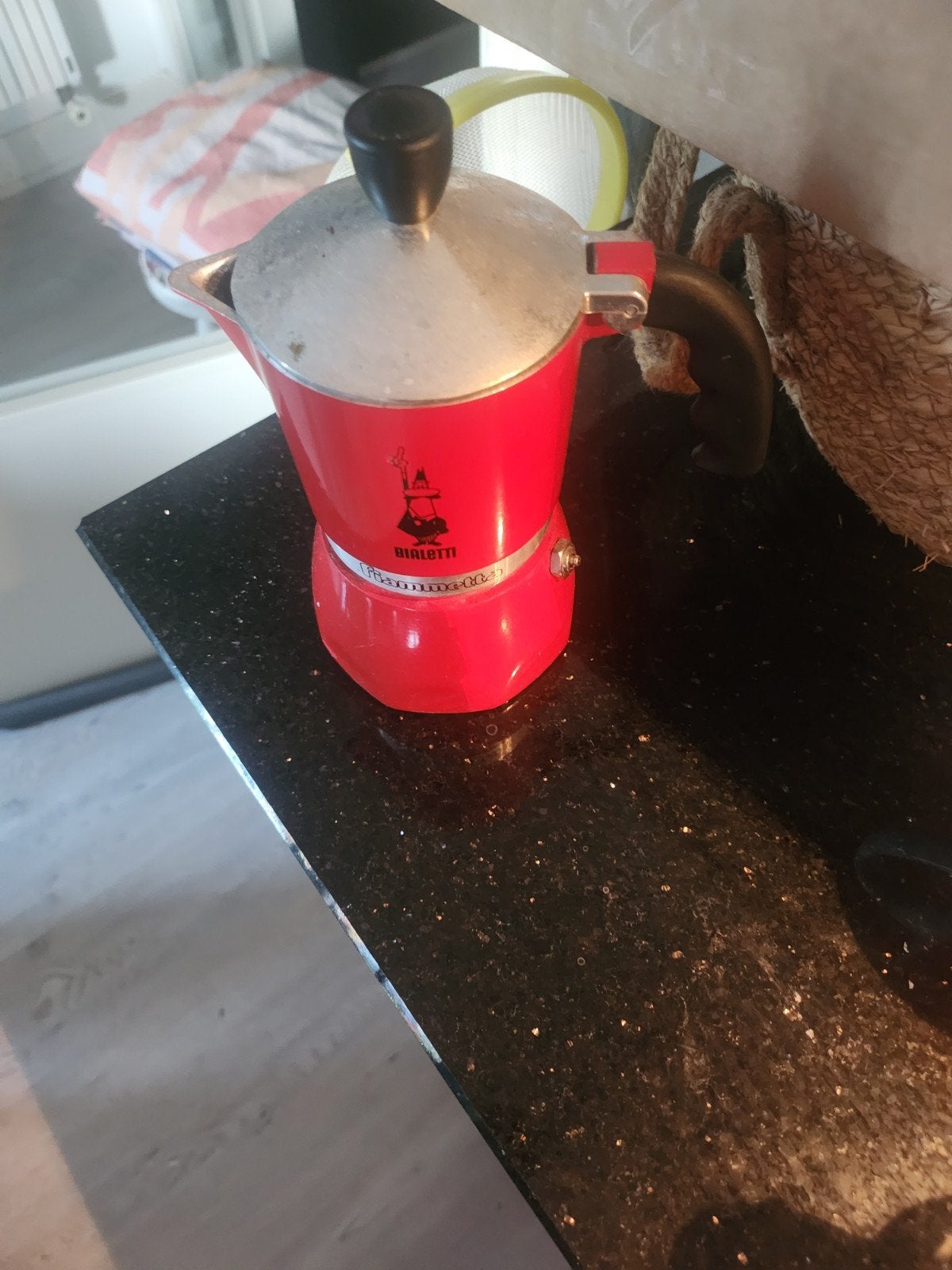 Bialetti Moka Express - Rood - Zo goed als nieuw, Witgoed en Apparatuur, Koffiezetapparaten, Espresso apparaat, Gemalen koffie