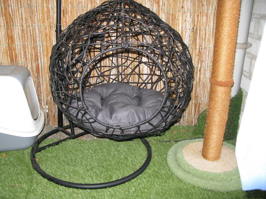 Zwevende kleine honden/kattenmand op standaard, Ophalen, Gebruikt, Riet