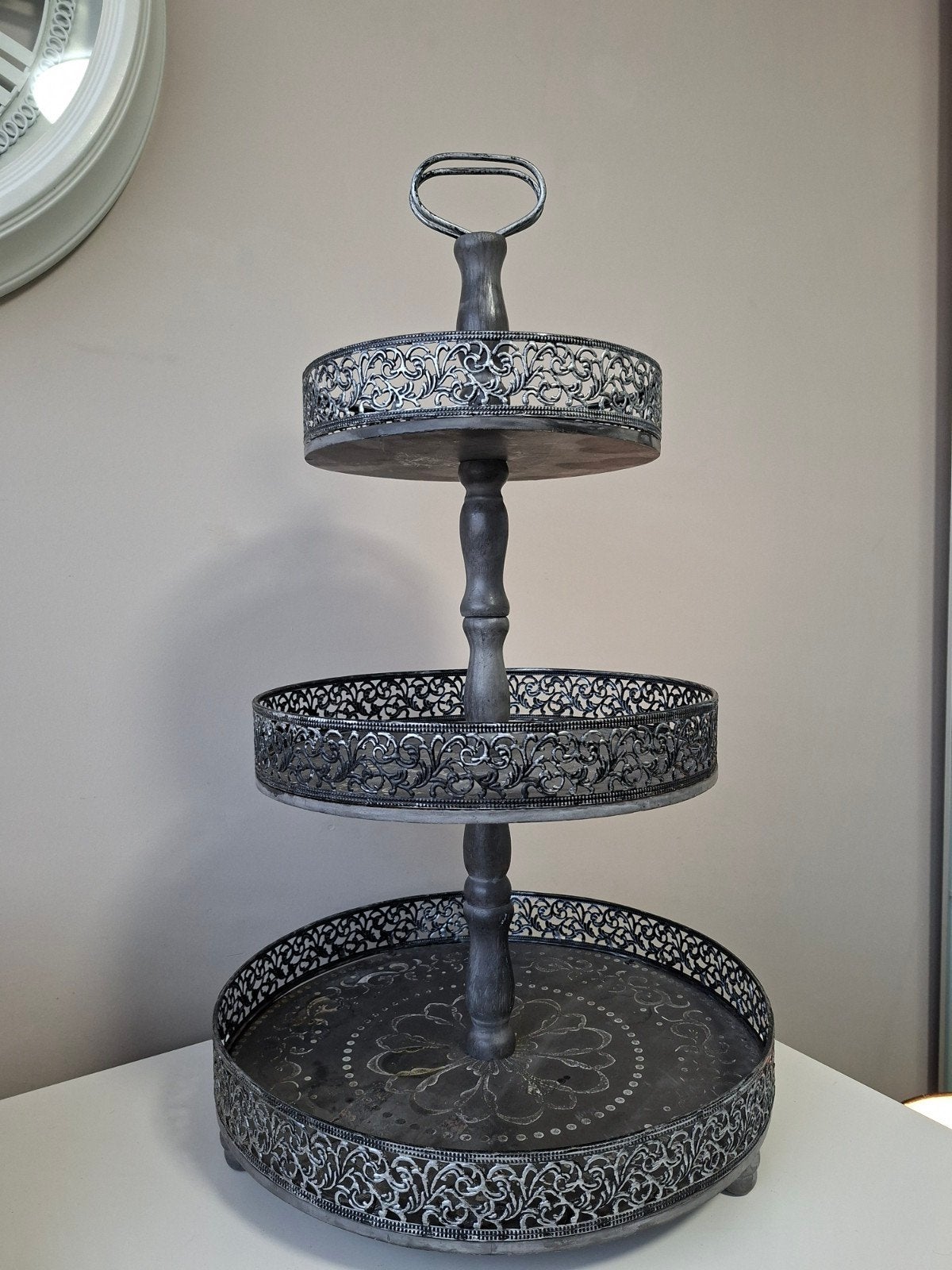 Decoratieve Etagère - 3 Lagen, Grijs Metaal/hout, Met handvatten, Rond, Ophalen of Verzenden, Zo goed als nieuw