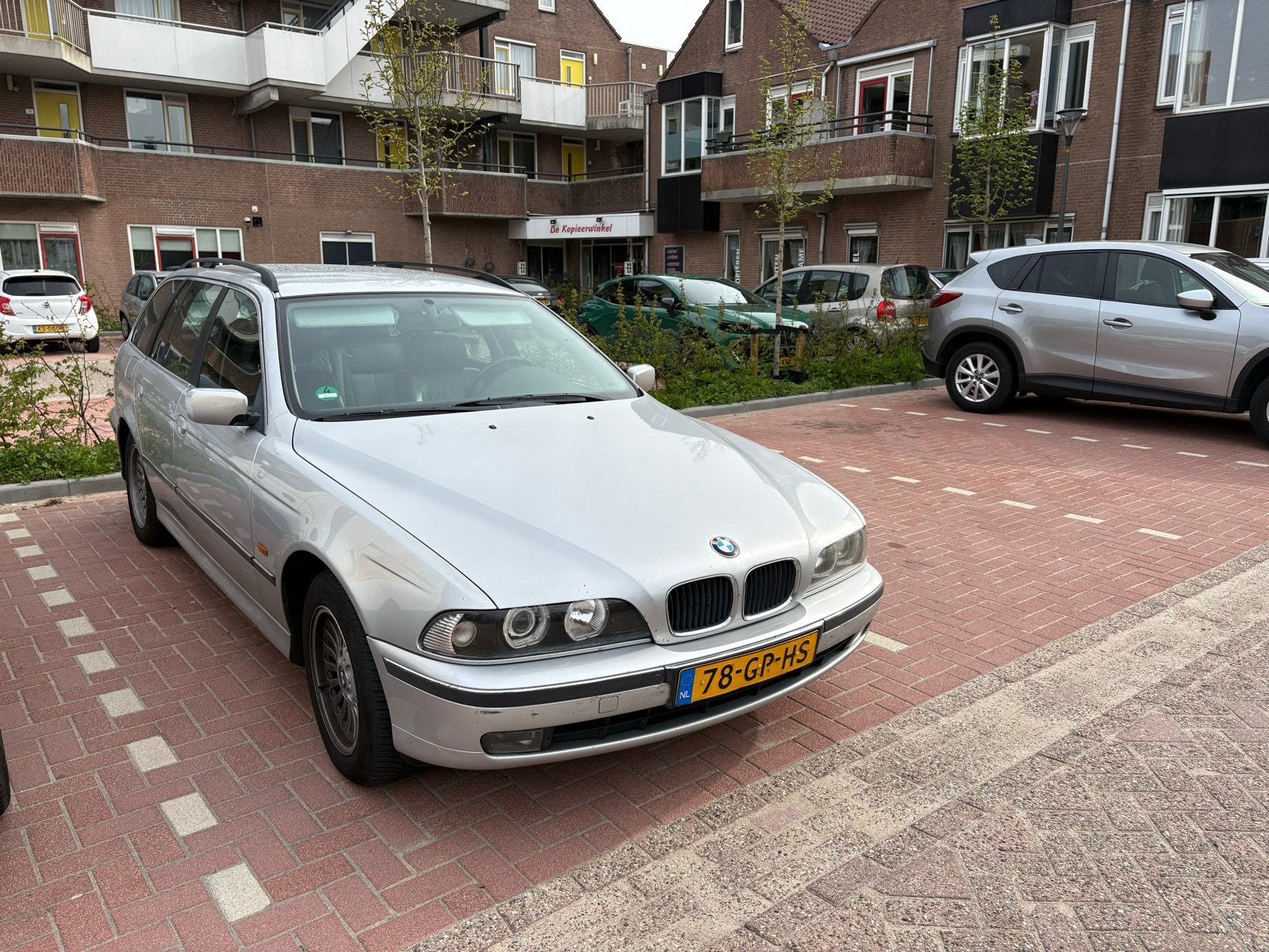 BMW 5-Serie 2.0 528I 110KW 2001 Grijs, Auto's, Automaat, Achterwielaandrijving, 93 €/maand, Zilver of Grijs