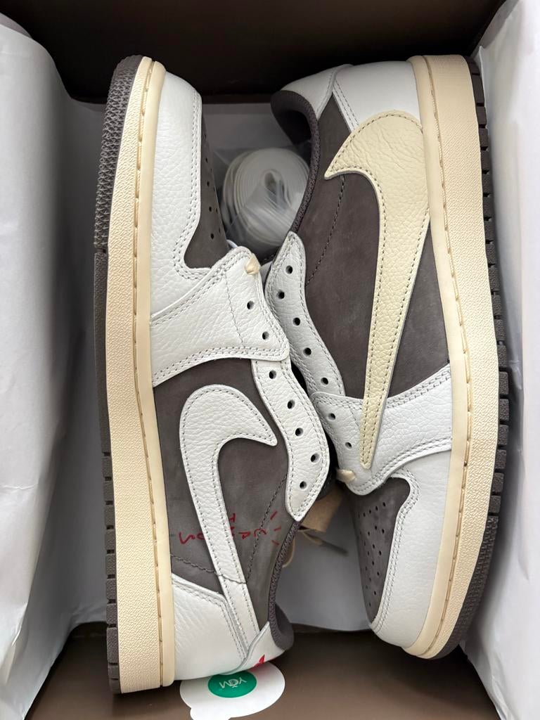 Travis scot Reverse Mocha, Bruin, Nieuw, Ophalen of Verzenden, Sneakers of Gympen