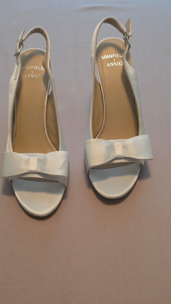 Manfield x Annic slingback sandalen met strik - Maat 41, Ophalen, Beige, Zo goed als nieuw, Schoenen met hoge hakken