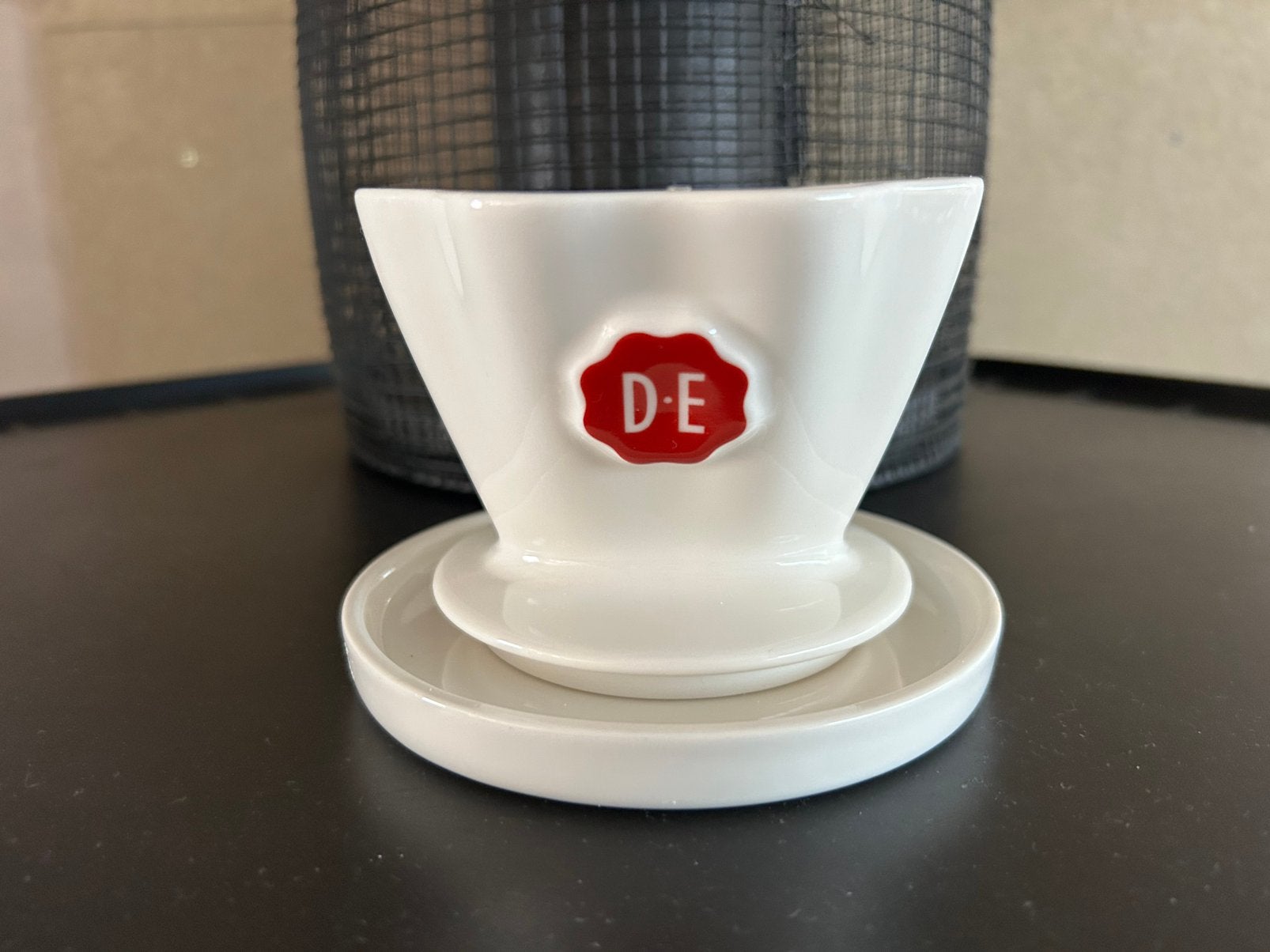 D-E Douwe Egberts keramiek? koffiefilter met uitlek schotel, Overige merken, Keramiek, Onbekend, Ophalen of Verzenden