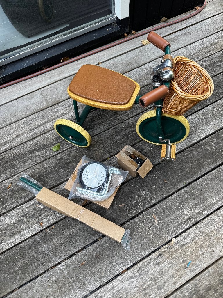 Banwood driewieler groen met mandje en duwstang, Ophalen, Gebruikt, Duwstang