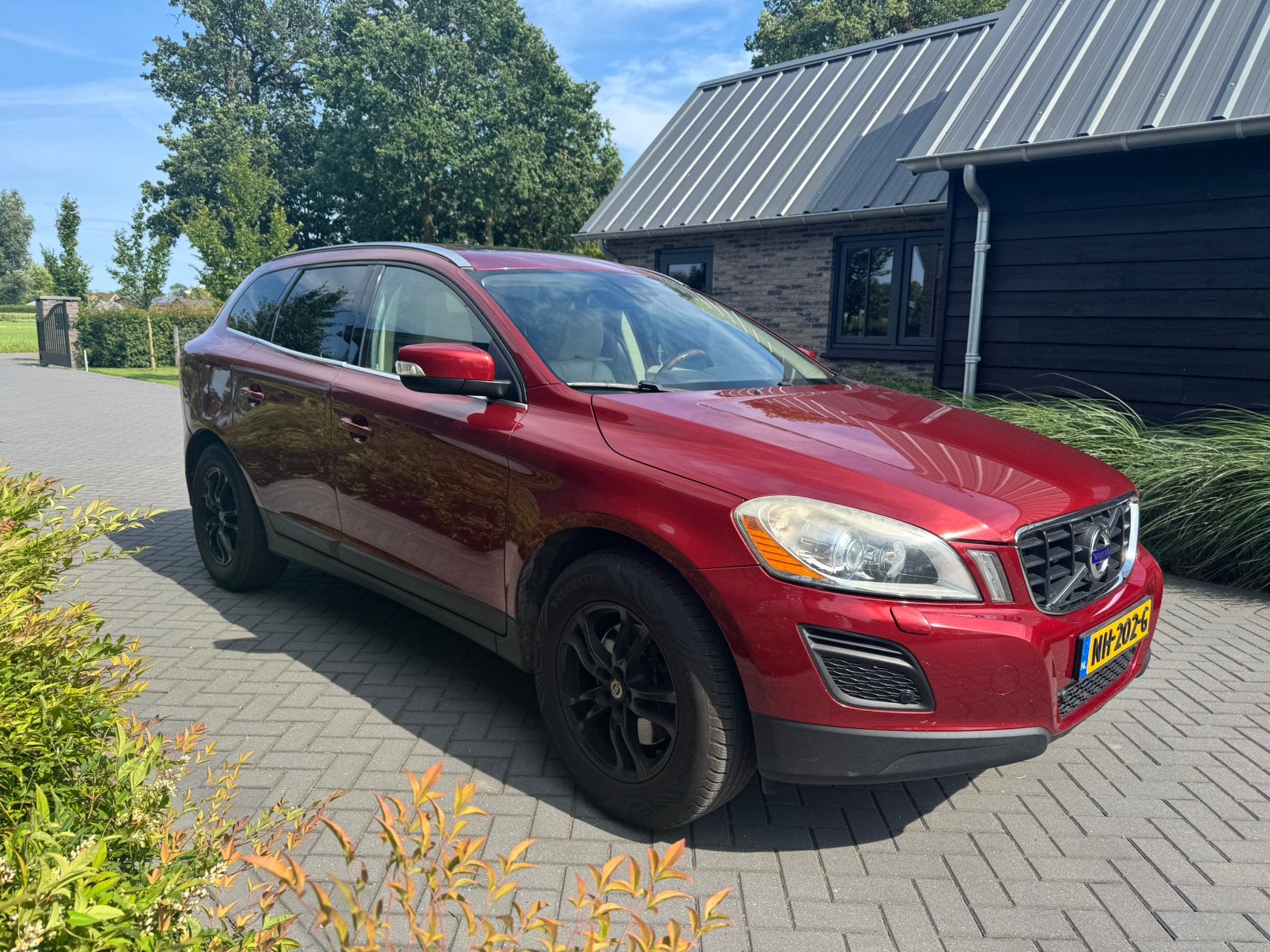 Volvo XC60 2.0 D3 Geartronic 2010 Rood, 15 km/l, Beige, 1984 cc, 163 pk