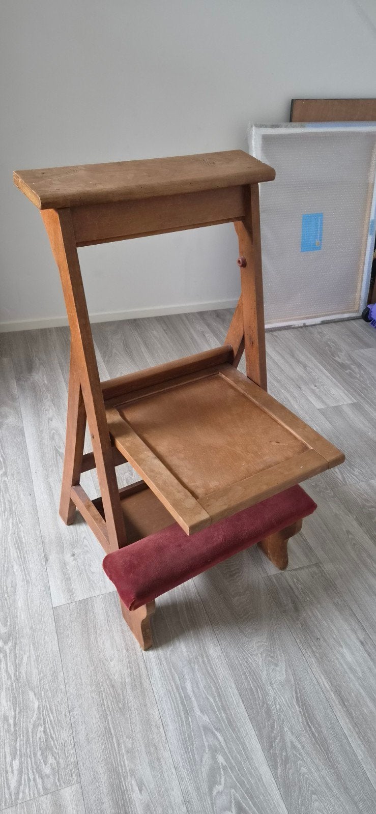 Antiek bidstoeltje van hout met rood kussen, Ophalen