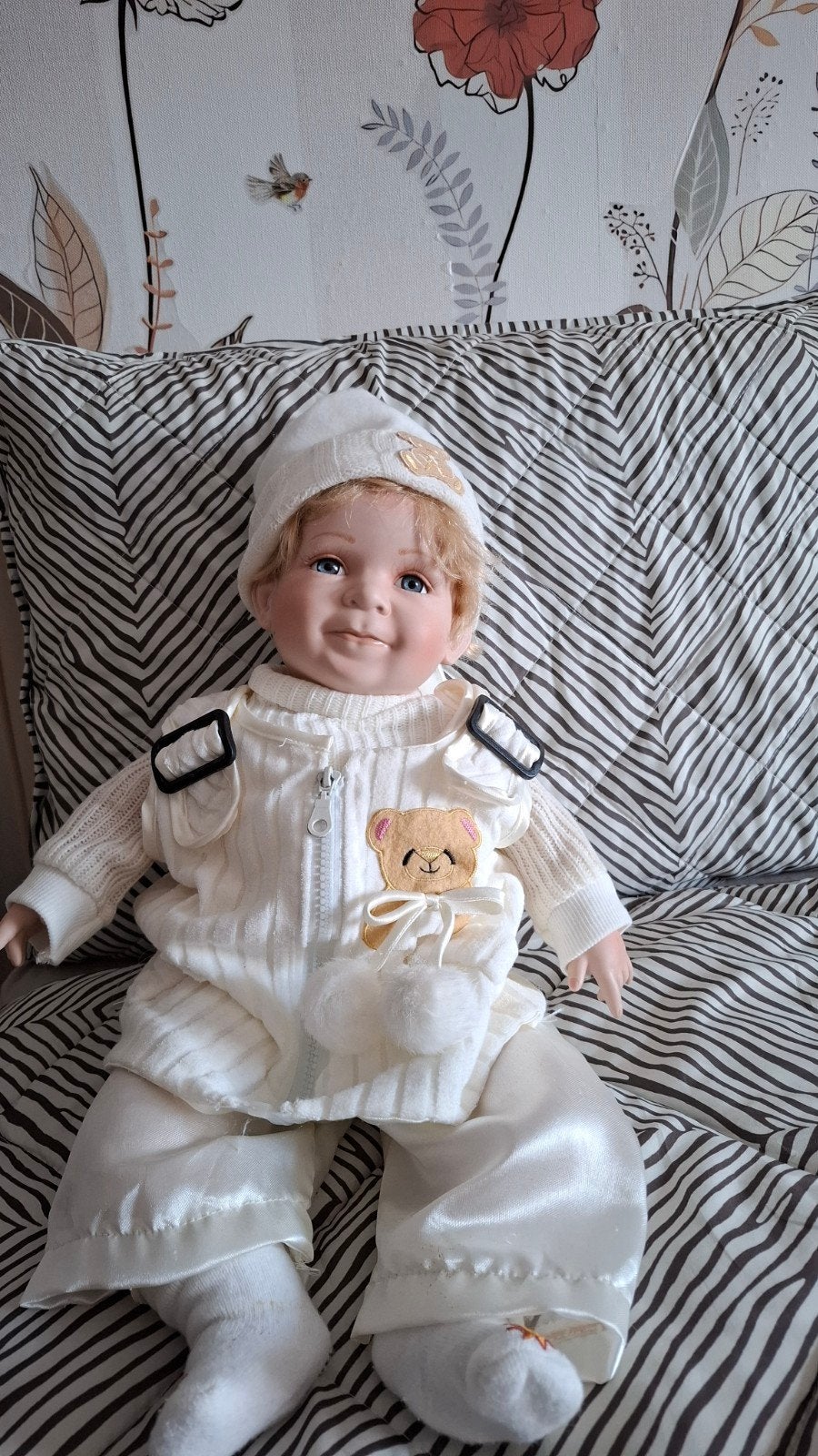 Schattige porseleinen babypop in witte outfit, Verzamelen, Ophalen of Verzenden, Zo goed als nieuw, Babypop, Levensecht of Reborn