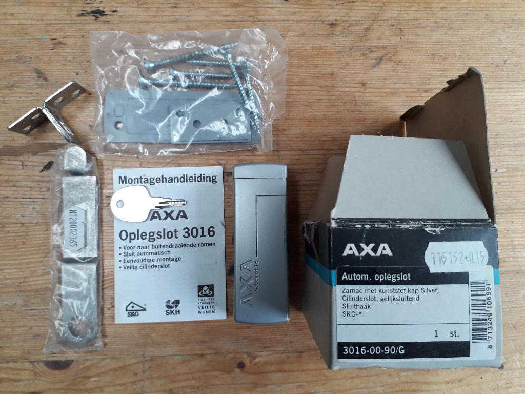 AXA 3016 SKG* Opbouw Raamslot Grijs Buitendraaiend, sluitkom, Ophalen of Verzenden, Nieuw, Overige materialen, Slot