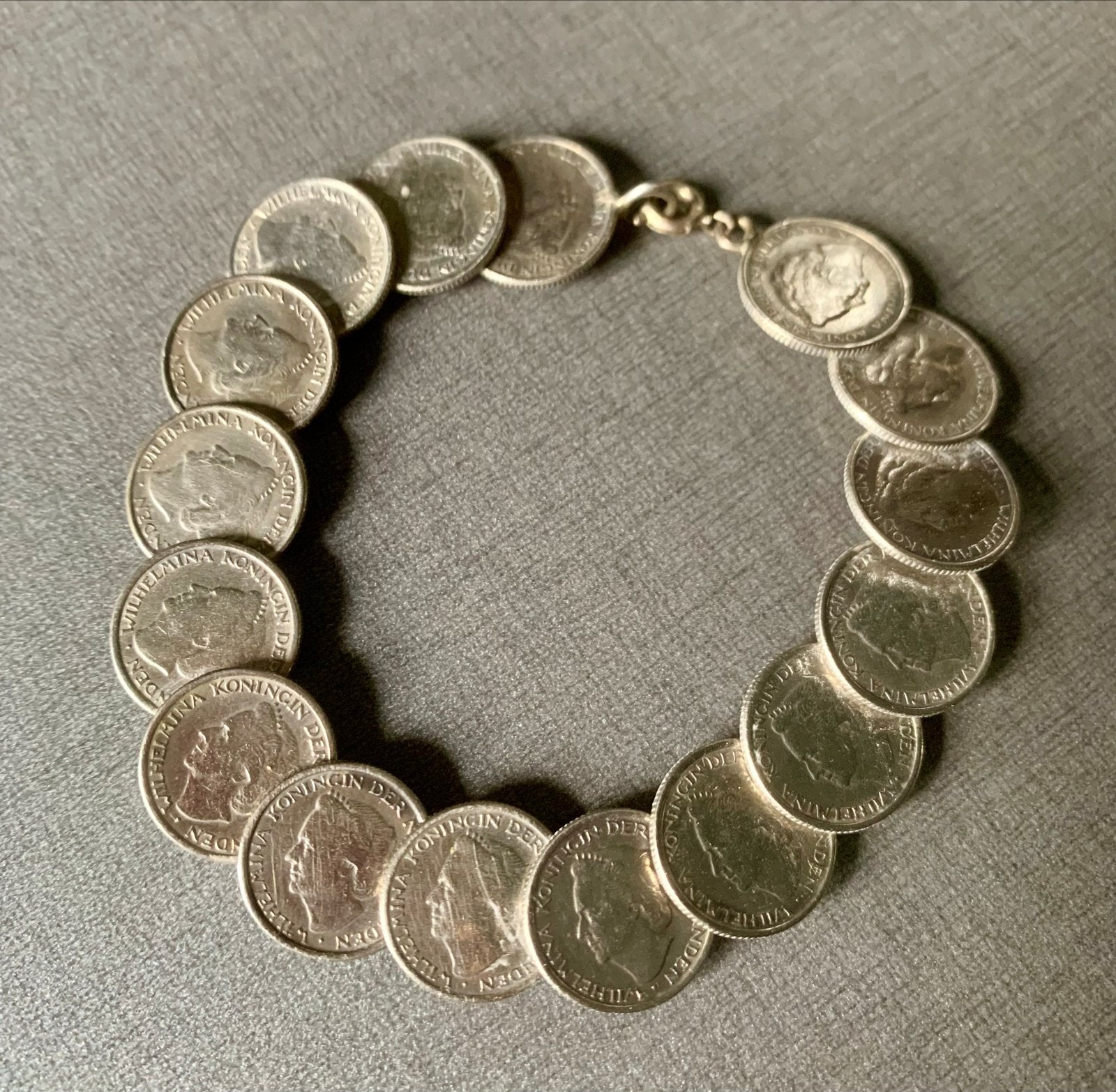 Unieke armband van Wilhelmina muntjes, Ophalen of Verzenden, Gebruikt, Zilver, Overige materialen