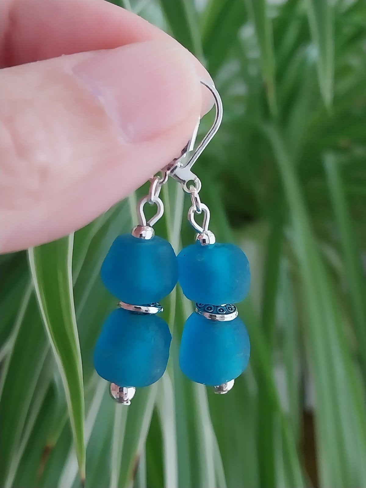 Blauwe zeeglas oorbellen met verzilverde oorhaakjes #1786, Sieraden, Tassen en Uiterlijk, Oorbellen, Hangers, Verzenden, Blauw
