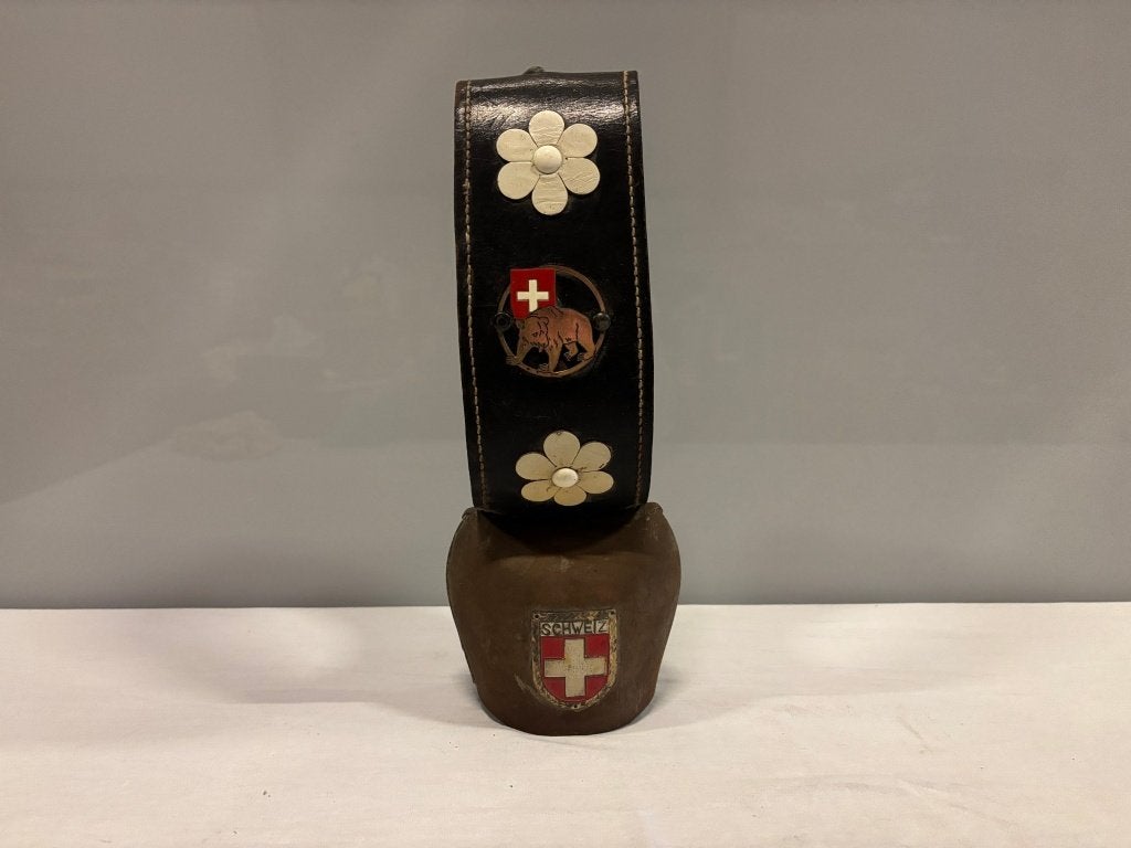 Zwitserse koebel met leren band, edelweiss en beer, Ophalen of Verzenden