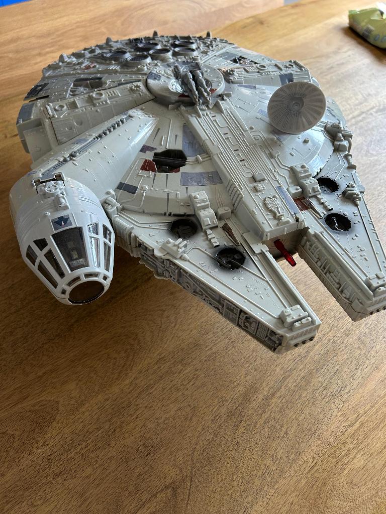 Star Wars Millennium Falcon + actie figuren Hasbro 2004, Verzamelen, Star Wars, Ophalen of Verzenden, Gebruikt, Actiefiguurtje