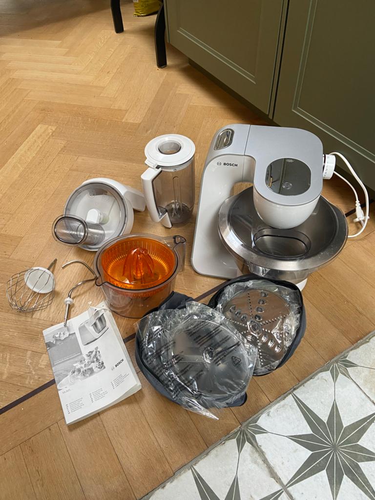 Bosch MUM5 keukenmachine met diverse accessoires, Witgoed en Apparatuur, Keukenmixers, Ophalen, Zo goed als nieuw, Vaatwasserbestendig