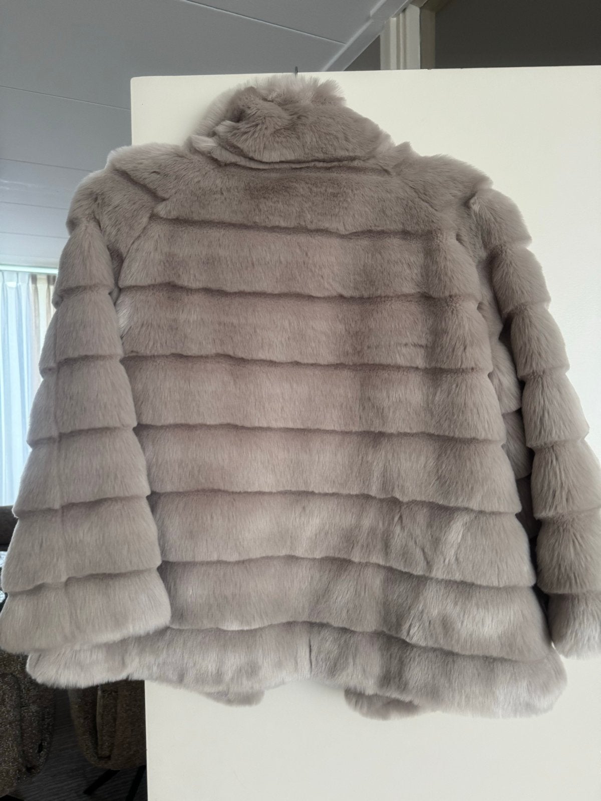 Guess faux fur jas - Maat M, Ophalen of Verzenden, Zo goed als nieuw, Maat 38/40 (M), Grijs