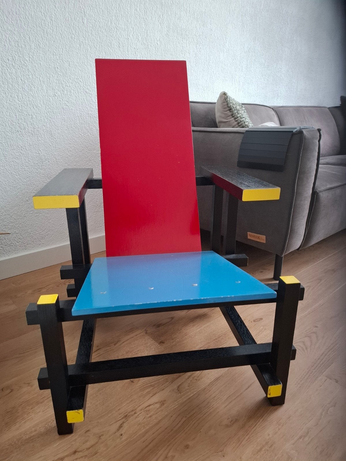 Rietveld-stijl stoel in primaire kleuren, Ophalen