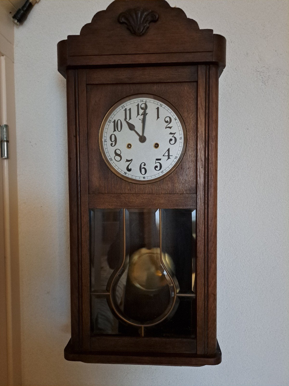 Antieke houten hangklok met slinger, Ophalen