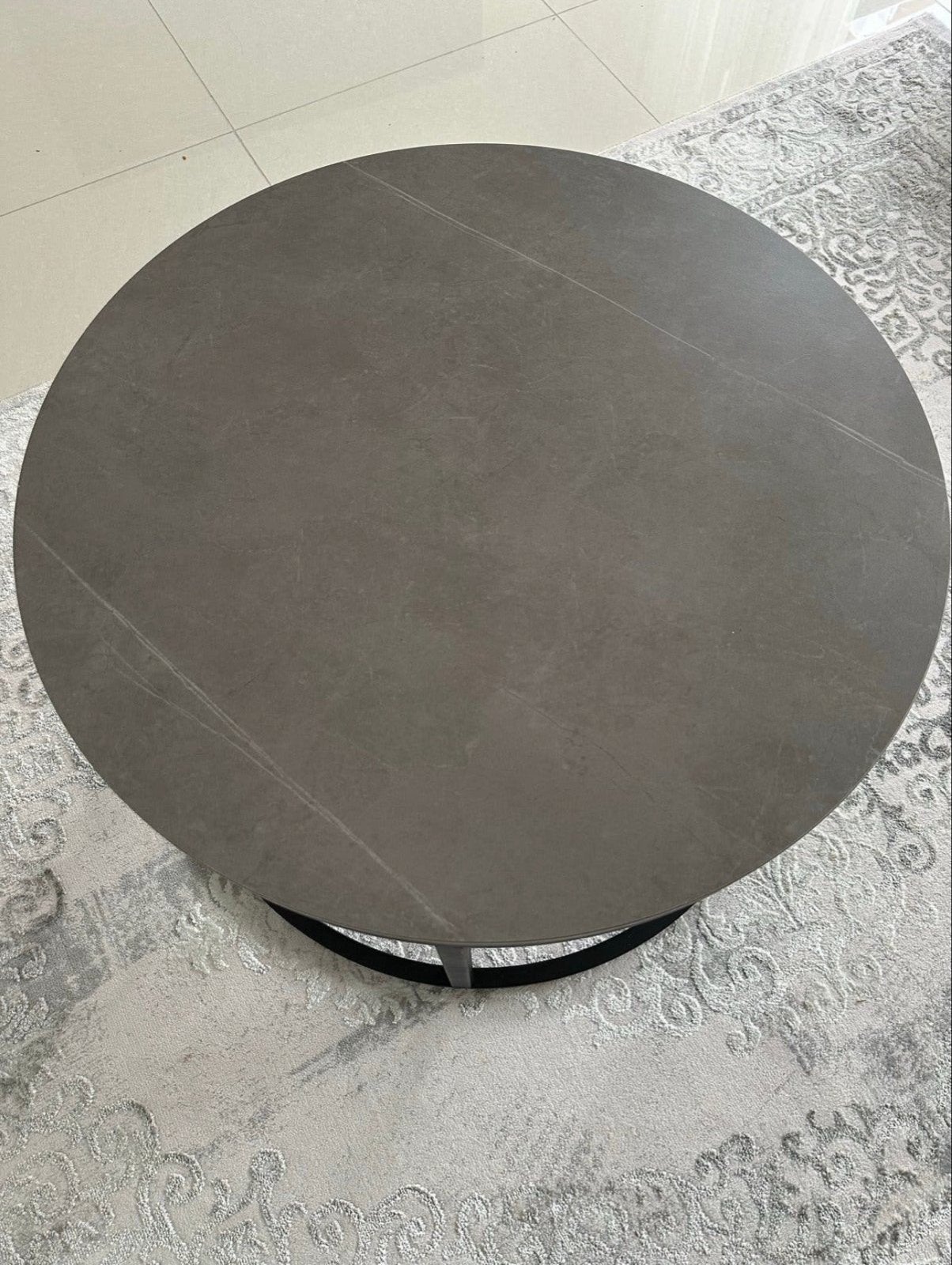 Set van 2 ronde salontafels - grijs met zwart onderstel, Ophalen, Rond, Nieuw, 50 tot 100 cm
