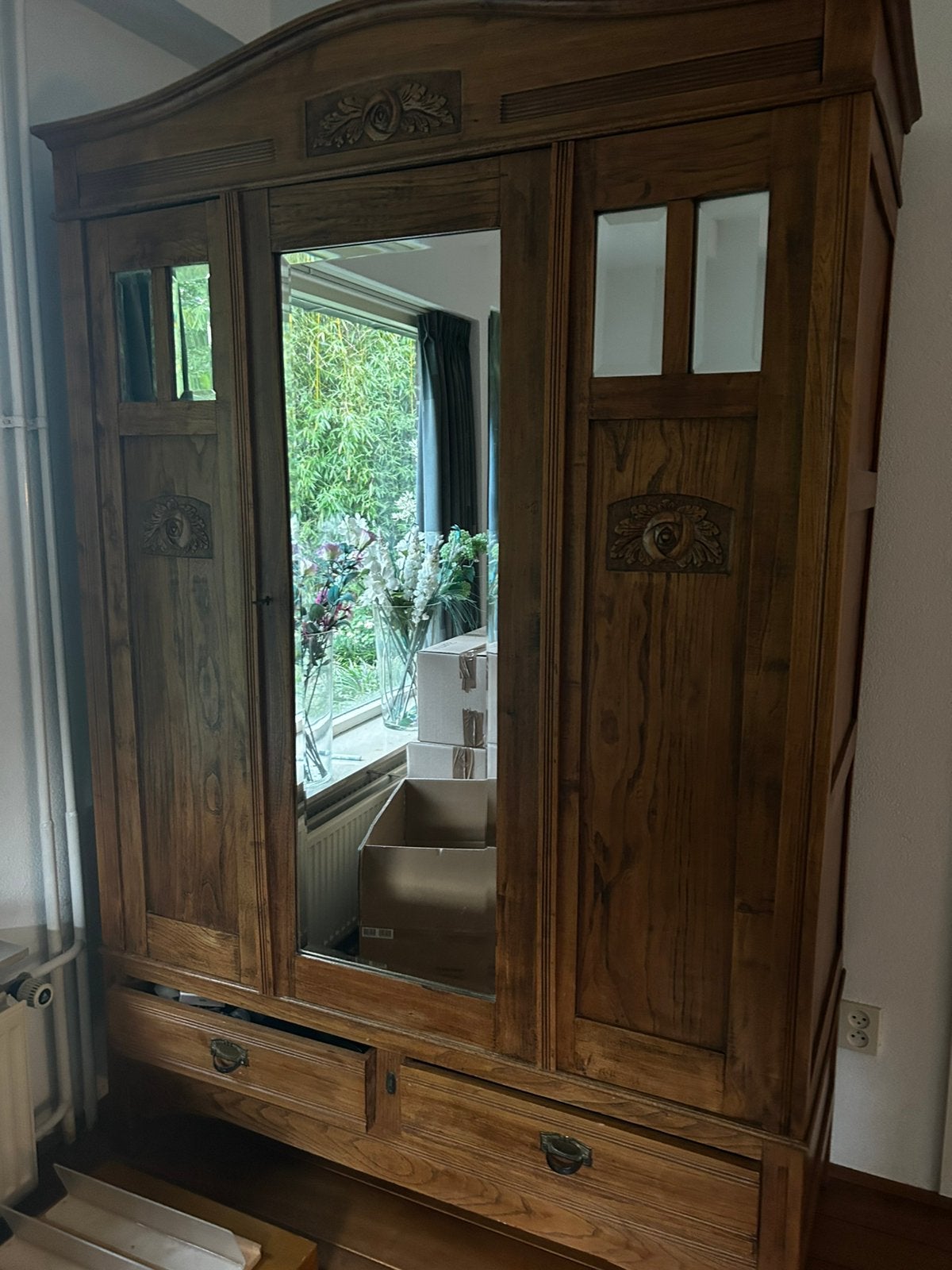 Antieke houten kast met spiegel en houtsnijwerk, Ophalen