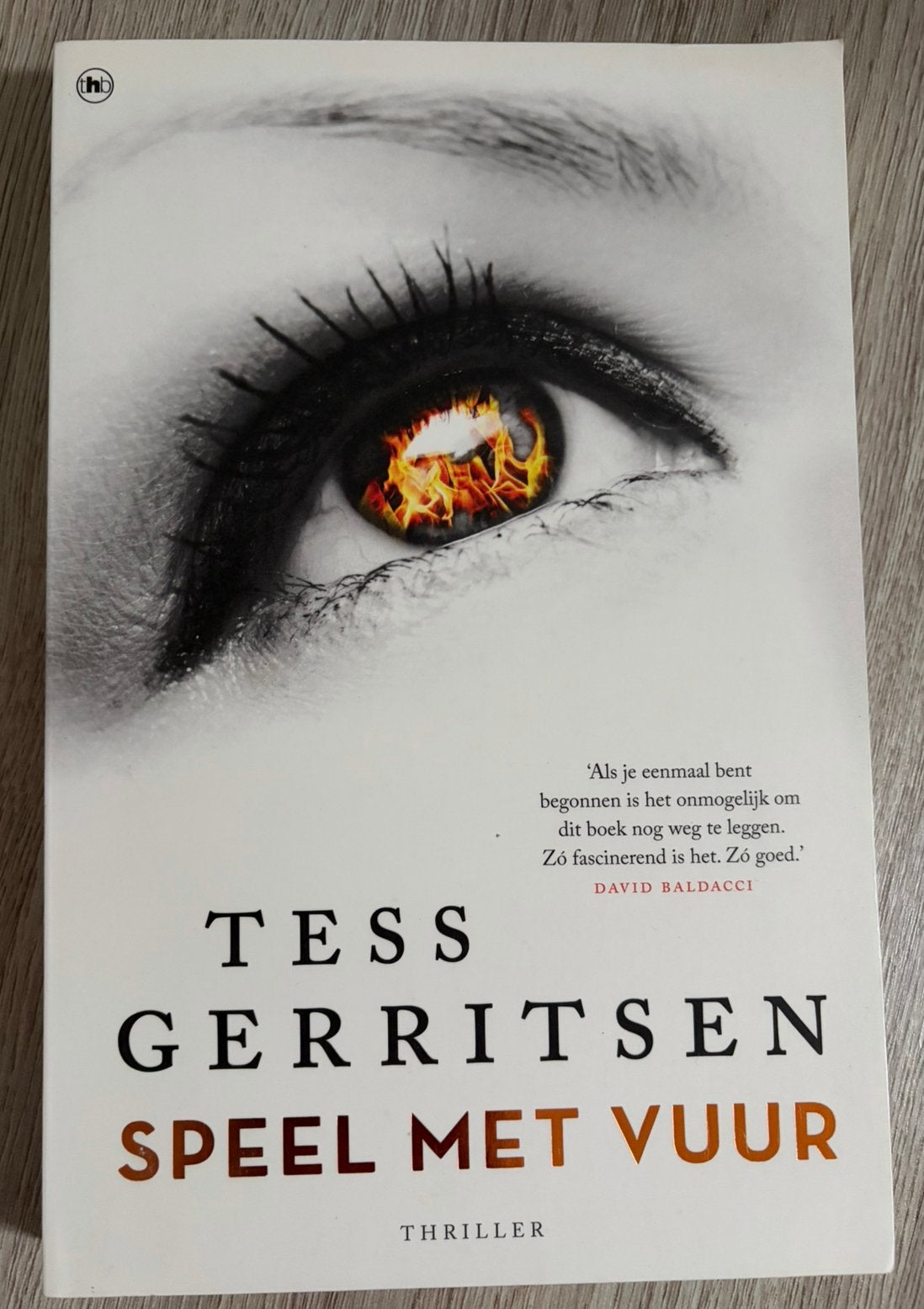 Tess Gerritsen - speel met vuur, Ophalen of Verzenden, Zo goed als nieuw