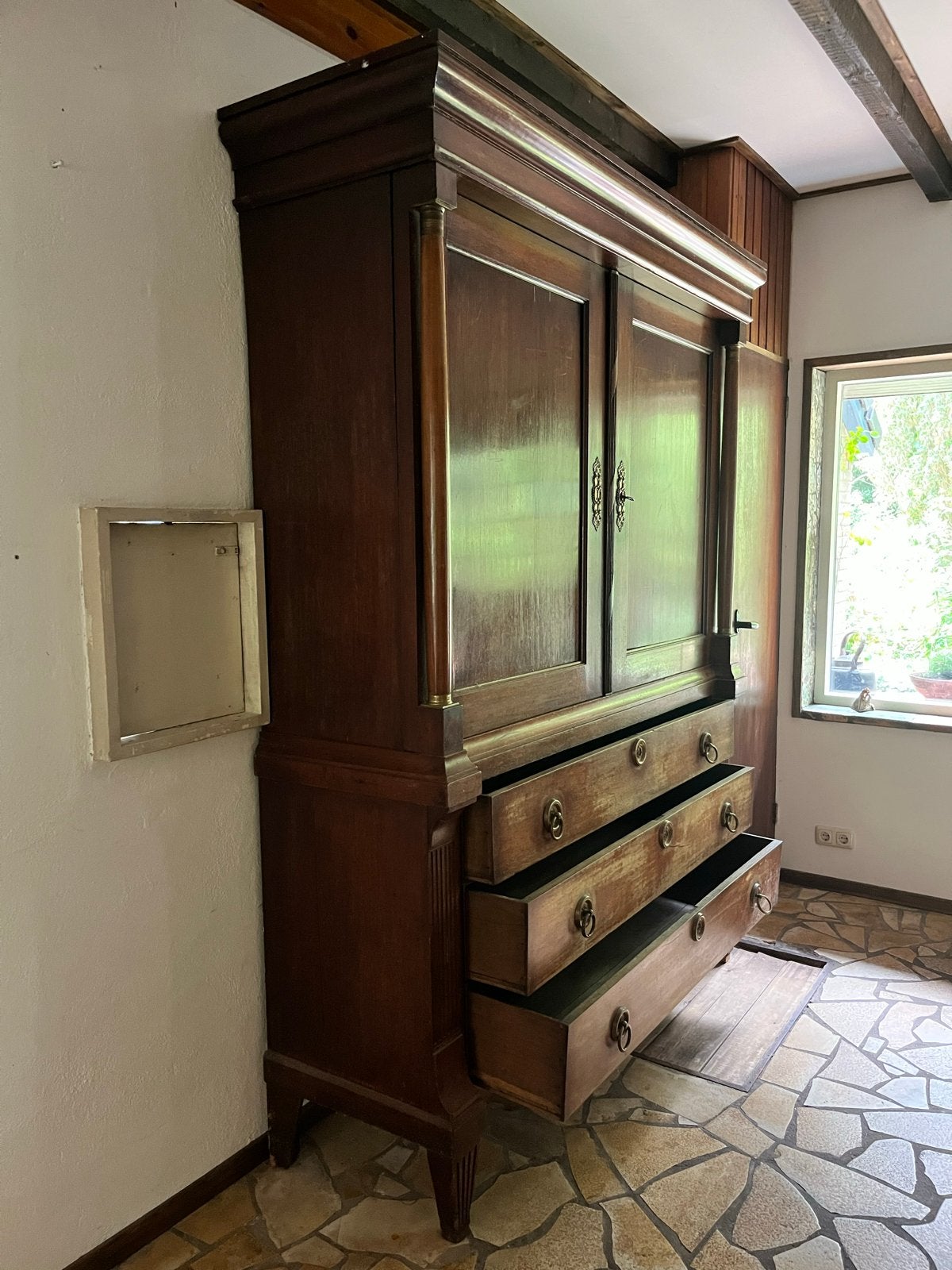 Antieke houten linnenkast, Ophalen
