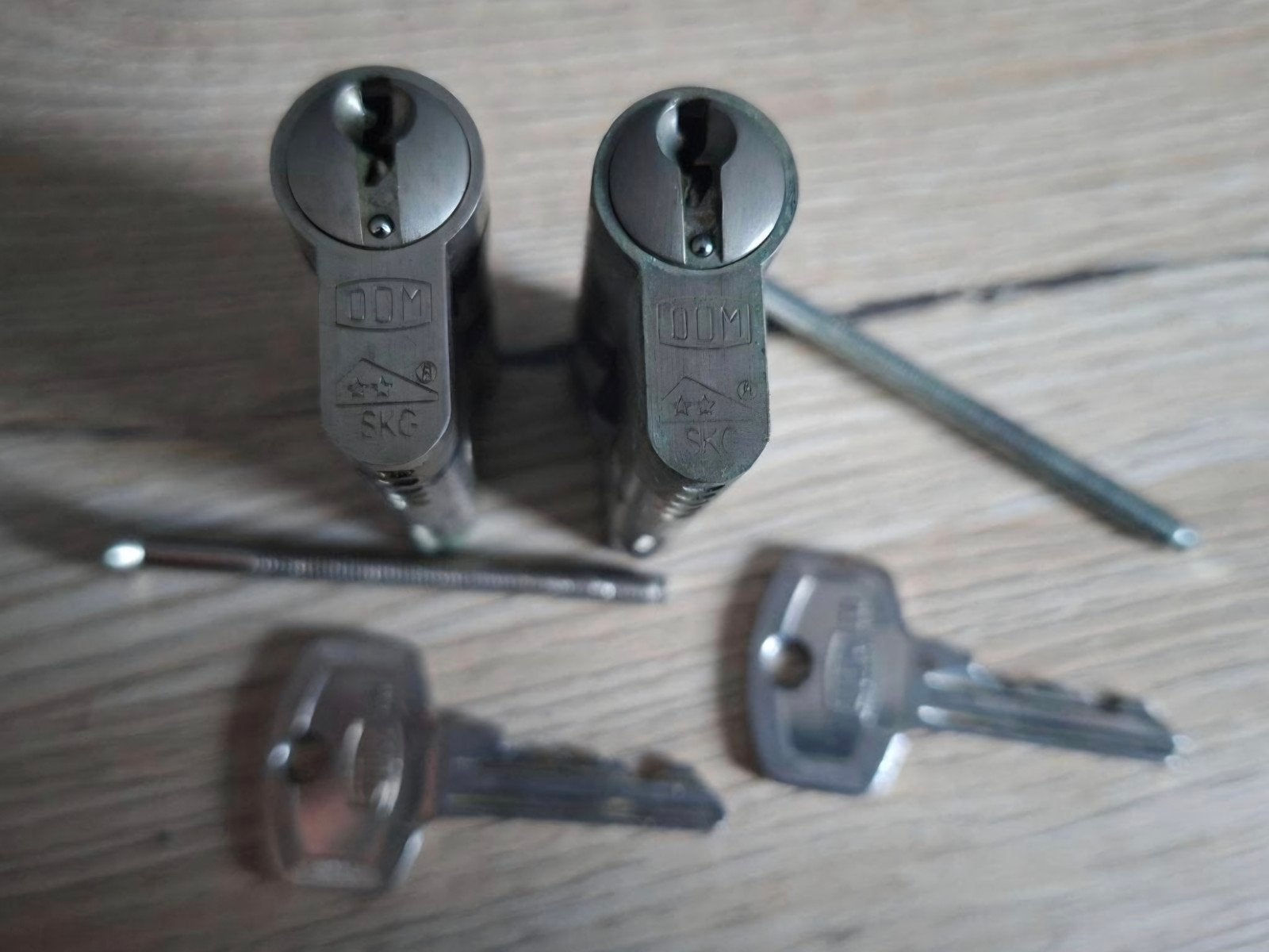Set van 2 DOM SKG 2 sterren cilindersloten (6.1 cm), Ophalen of Verzenden