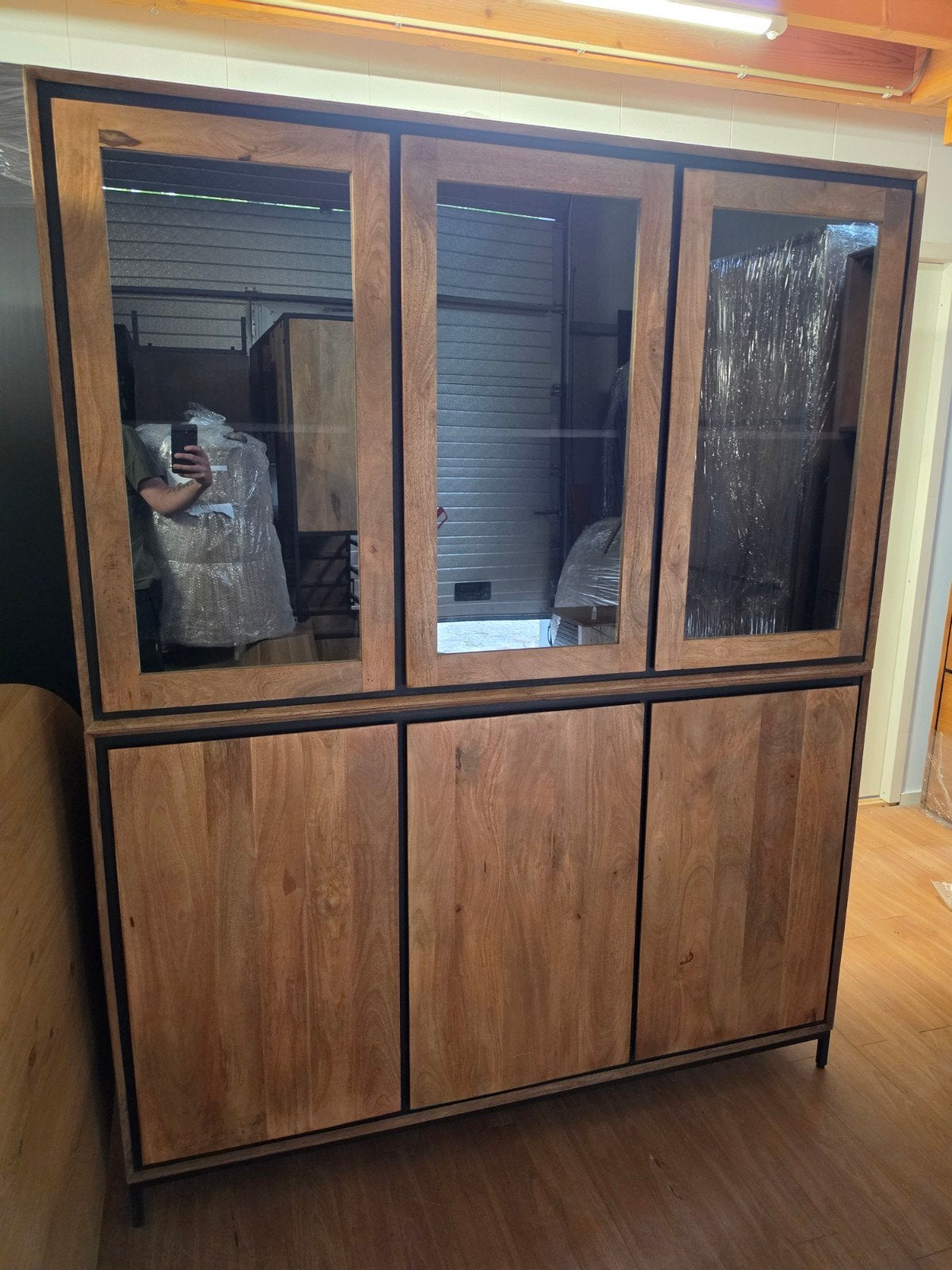 Vitrinekast Richwood 160 cm - Mangohout met 6 deuren, Huis en Inrichting, Kasten | Vitrinekasten, Met deur(en), Info@meubeloutletmeppel.nl