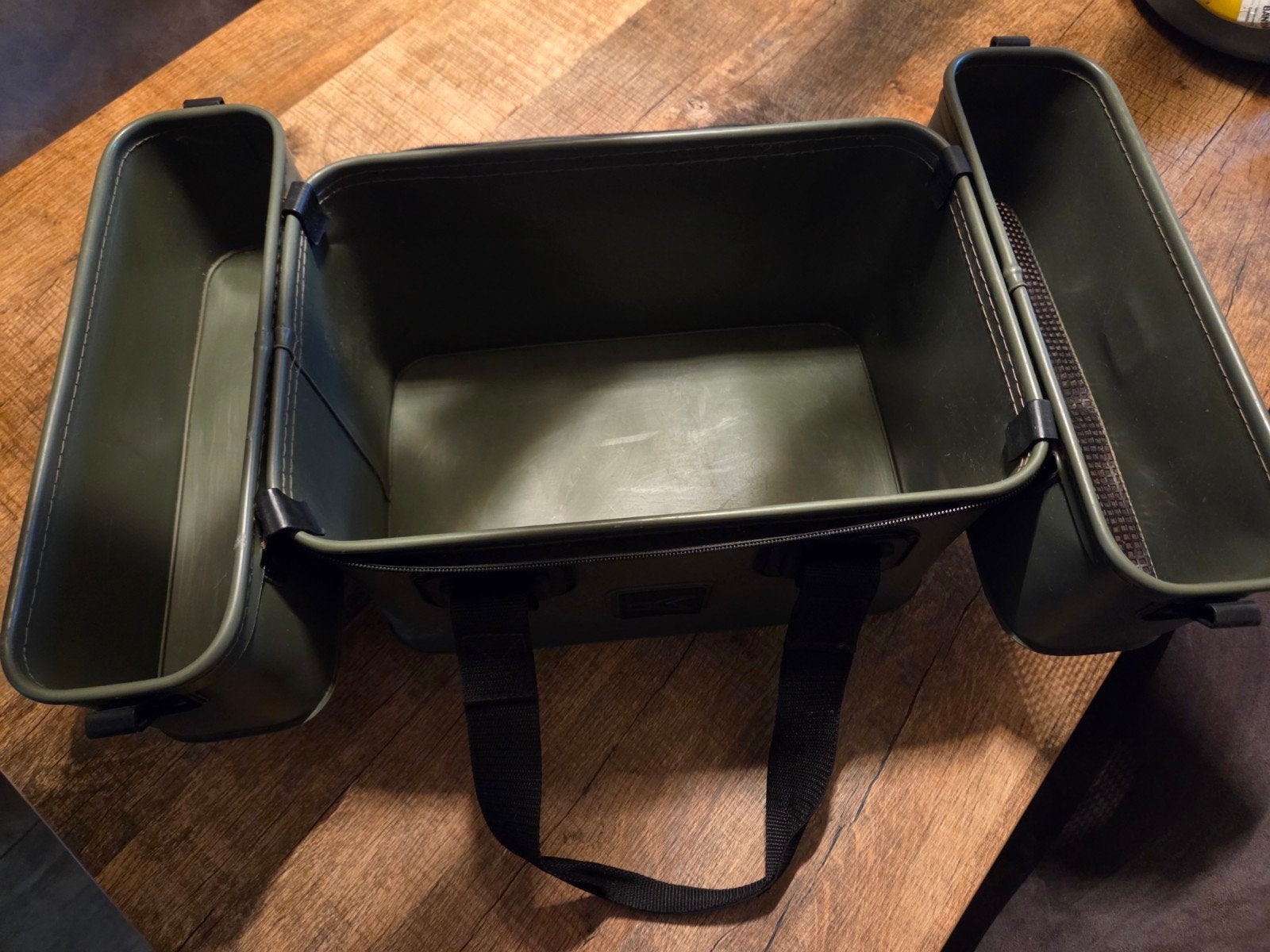 Korum Tackle Bait Station - Handige Aasbak voor Vissers, Ophalen of Verzenden, Zo goed als nieuw, Koffer of Tas