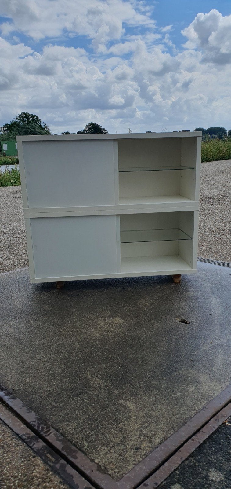 Witte kast met glazen planken en schuifdeuren, Ophalen, Gebruikt